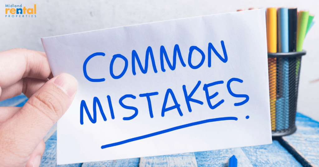 Hand holding a paper with the words “Common Mistakes” written in bold blue letters, symbolizing renter mistakes to avoid and tips for renters.